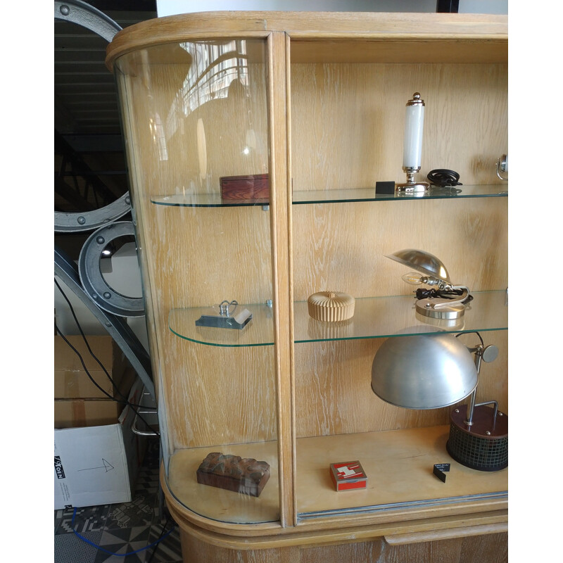 Par de armários de exposição de carvalho vintage com copos arredondados, Checoslováquia