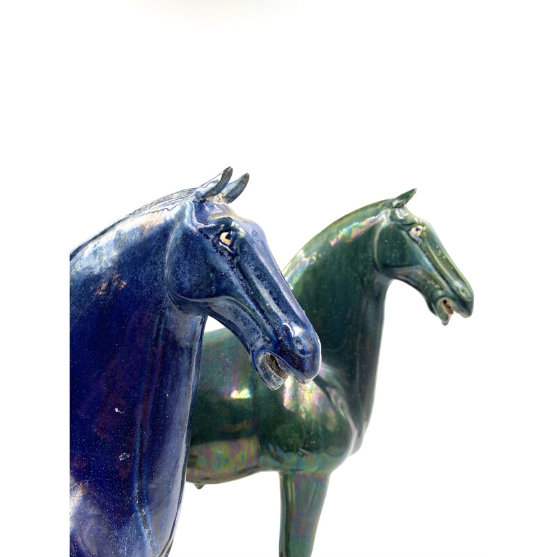Coppia di statue di cavalli Tang d'epoca in terracotta smaltata blu e verde, Cina
