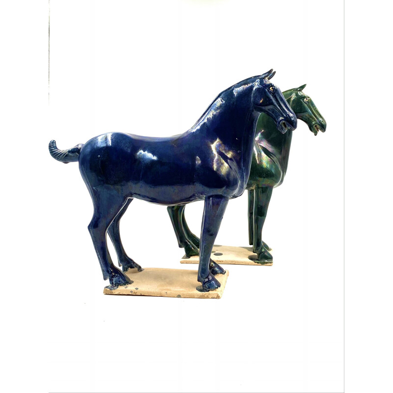 Coppia di statue di cavalli Tang d'epoca in terracotta smaltata blu e verde, Cina