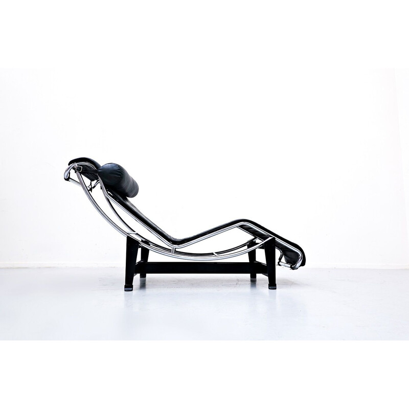 Chaise lounge vintage LC4 en cuir noir de Le Corbusier pour Cassina