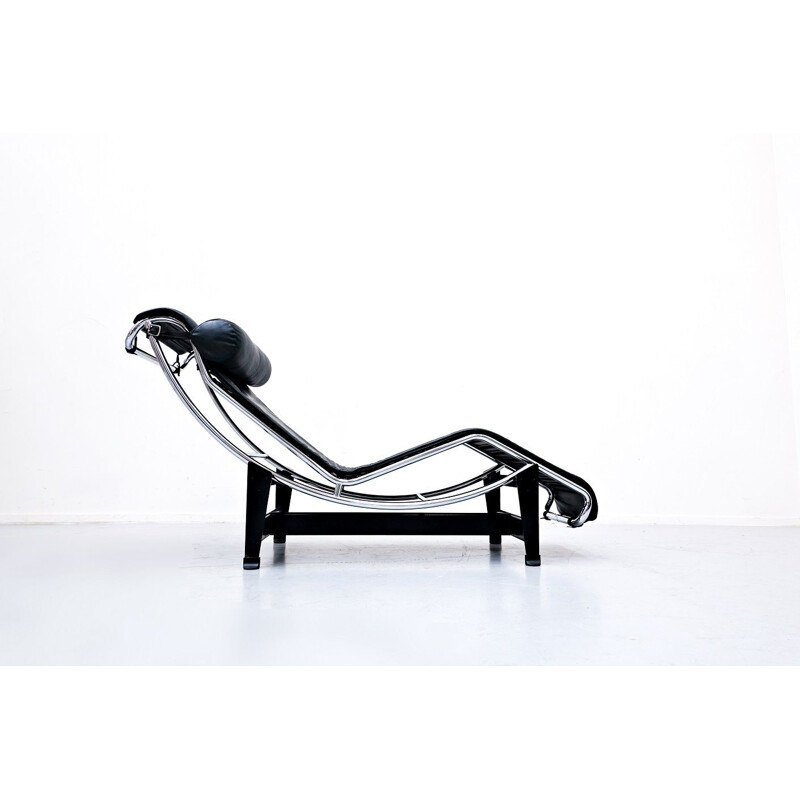 Vintage LC4 lounge chair in black leather by Le Corbusier for Cassina