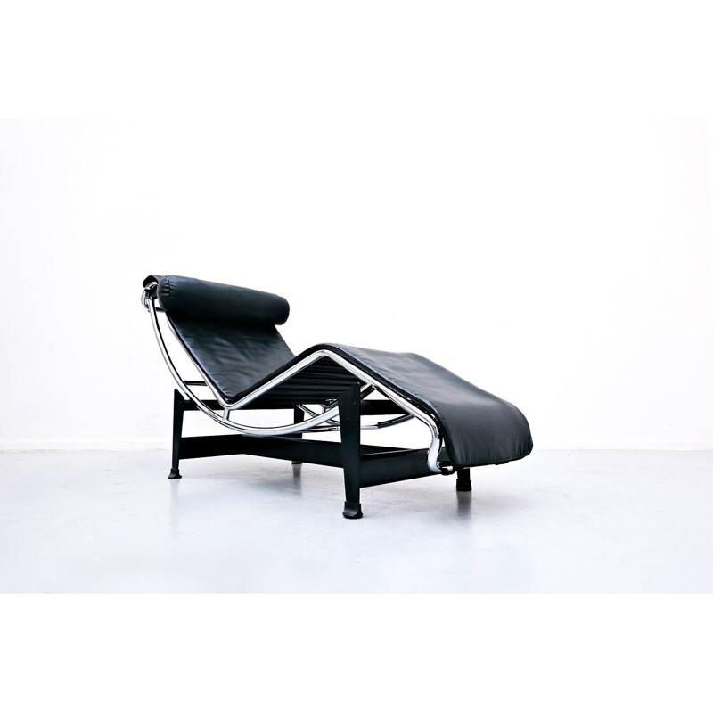 Chaise lounge vintage LC4 en cuir noir de Le Corbusier pour Cassina