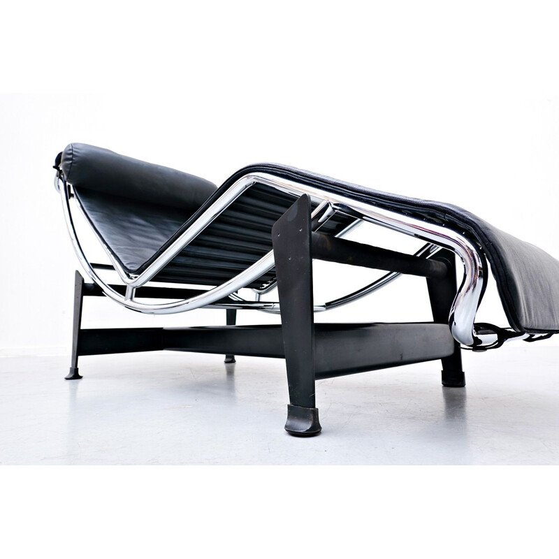 Vintage LC4 lounge chair in black leather by Le Corbusier for Cassina