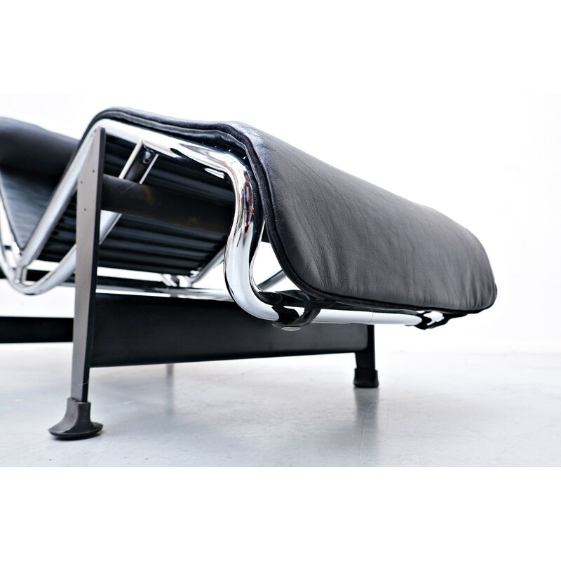 Chaise lounge vintage LC4 en cuir noir de Le Corbusier pour Cassina