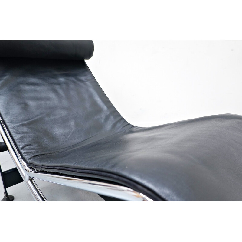 Vintage LC4 lounge chair in black leather by Le Corbusier for Cassina