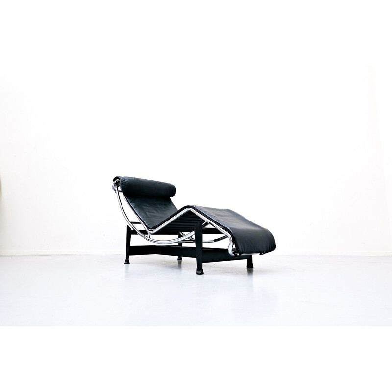 Vintage LC4 lounge chair in black leather by Le Corbusier for Cassina