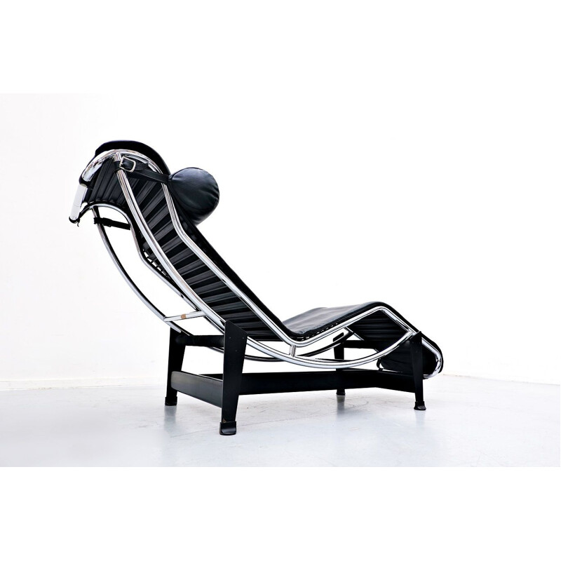 Chaise lounge vintage LC4 en cuir noir de Le Corbusier pour Cassina