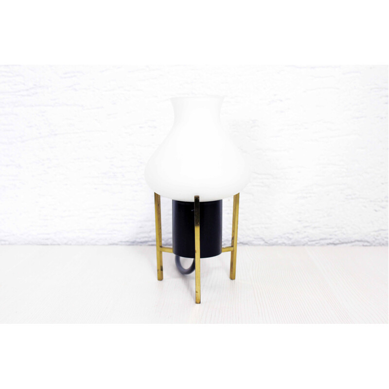 Lámpara de mesa trípode vintage de latón y cristal opalino 1960