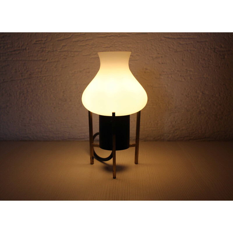 Lampada da tavolo vintage a treppiede in ottone e vetro opalino 1960