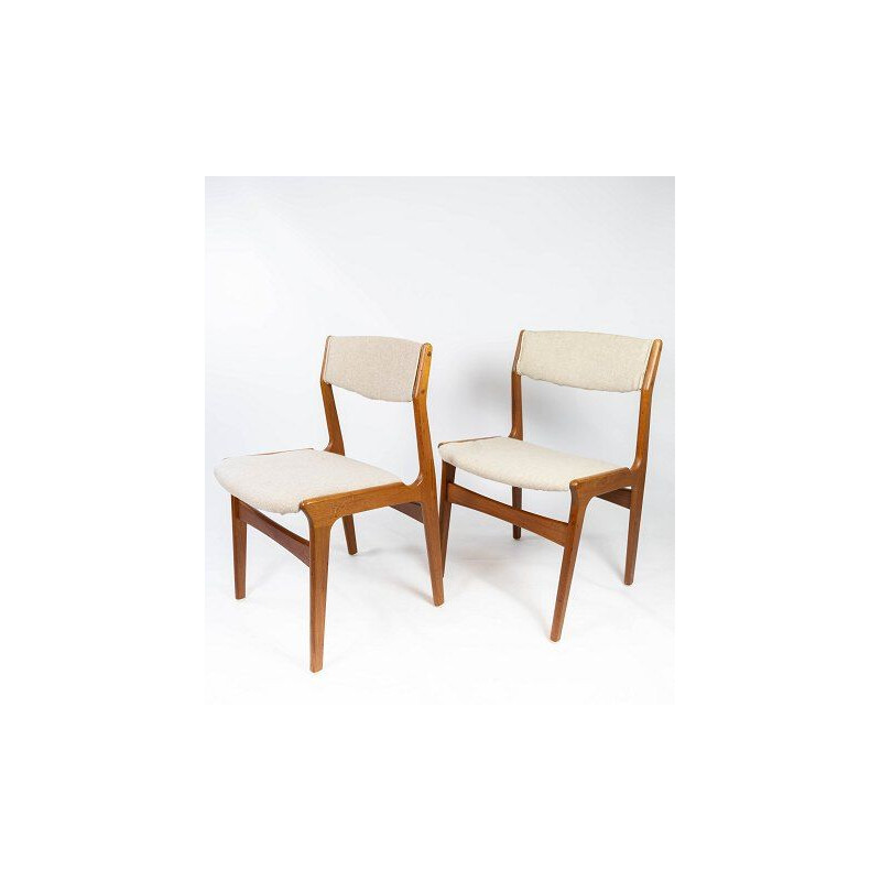 Par de cadeiras de teca vintage estofadas em tecido de cor clara por Erik Buch 1960