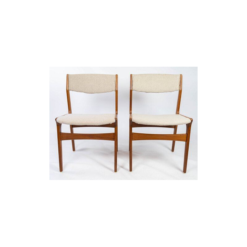 Paar vintage teakhouten stoelen bekleed met lichtgekleurde stof door Erik Buch 1960