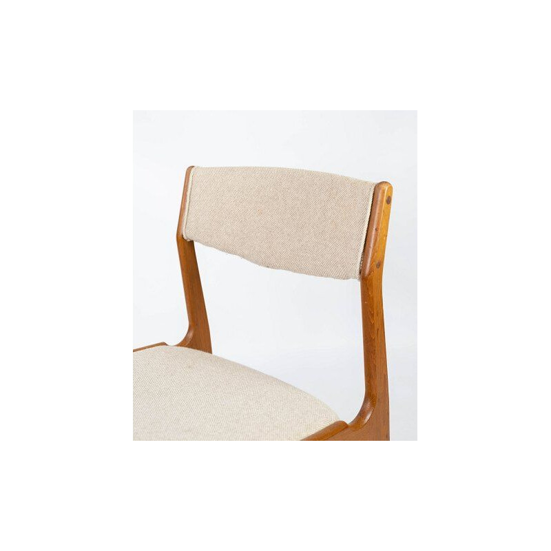 Paar vintage teakhouten stoelen bekleed met lichtgekleurde stof door Erik Buch 1960