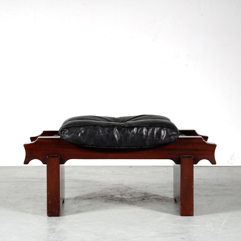 Vintage-Lounge-Sessel aus Mahagoniholz mit Hocker von Luciano Frigerio, Italien 1970