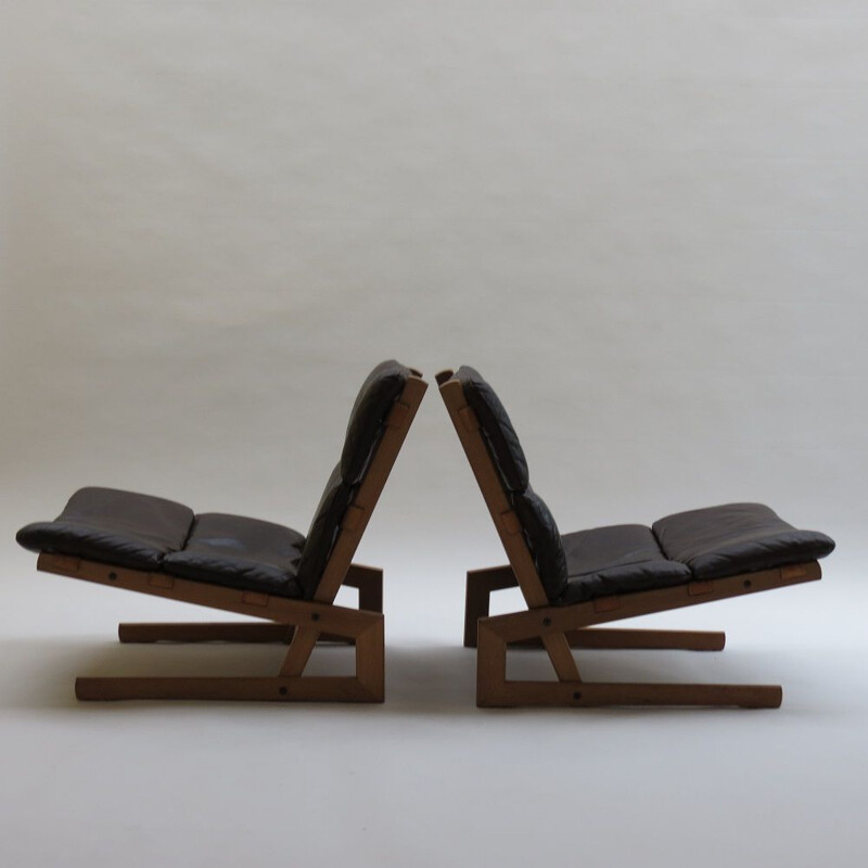 Paire de fauteuils vintage cantilever en chêne et cuir 1960