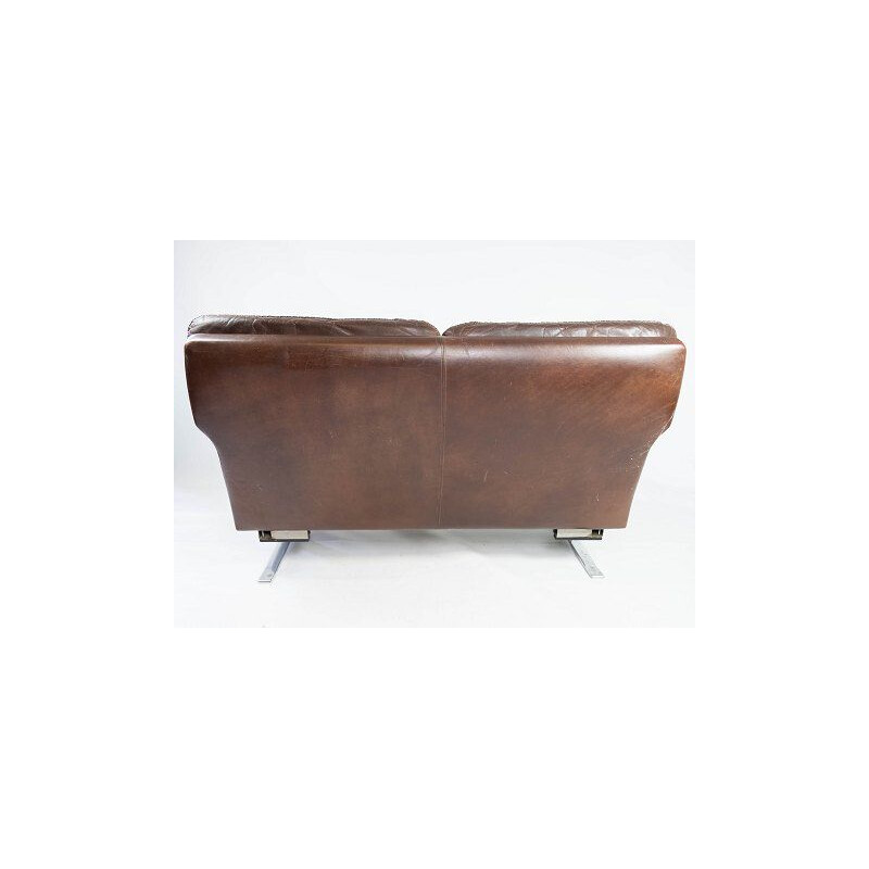 Sofá vintage de 2 plazas tapizado en piel patinada marrón y estructura metálica de Arne Norell 1970