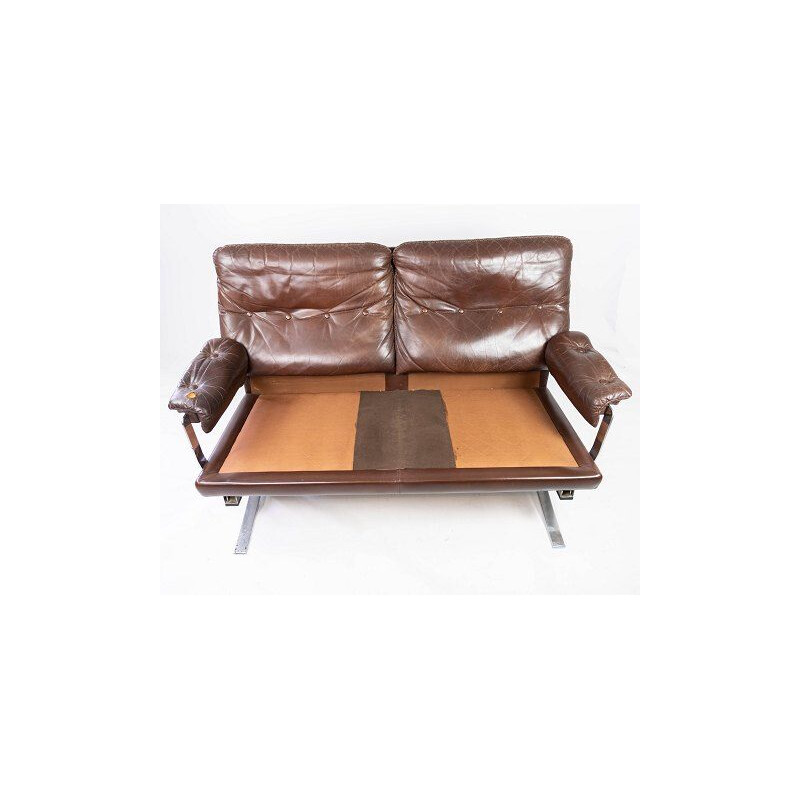 Sofá vintage de 2 plazas tapizado en piel patinada marrón y estructura metálica de Arne Norell 1970