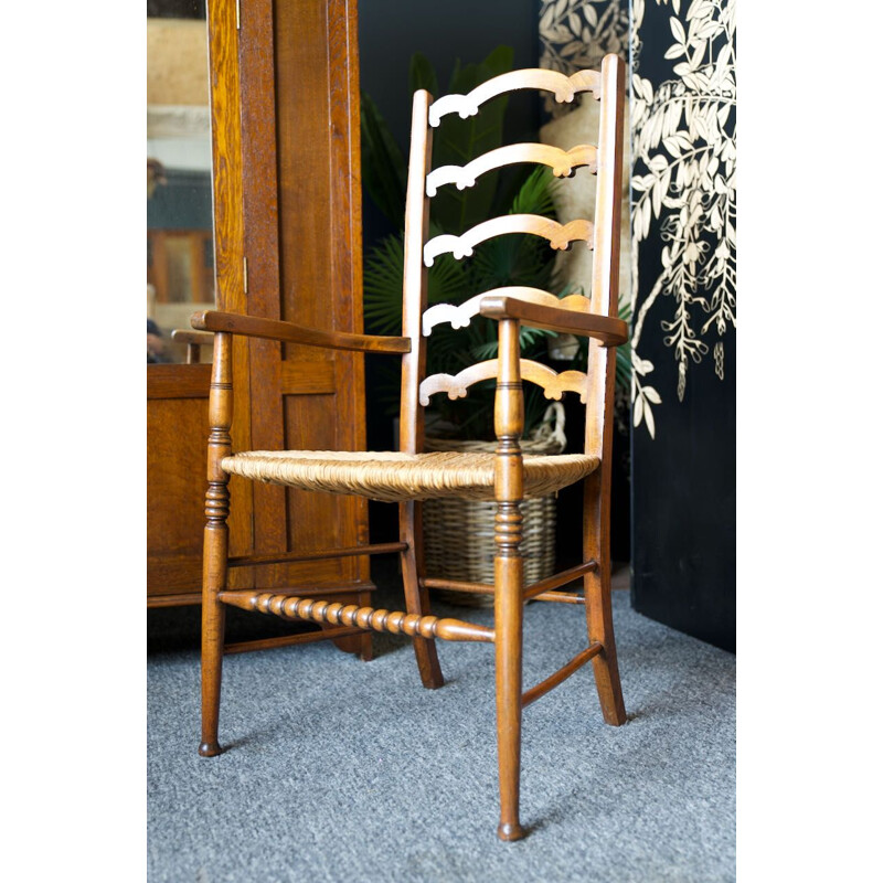 Silla vintage de roble macizo con respaldo de escalera y asiento de junco, Inglaterra 1920