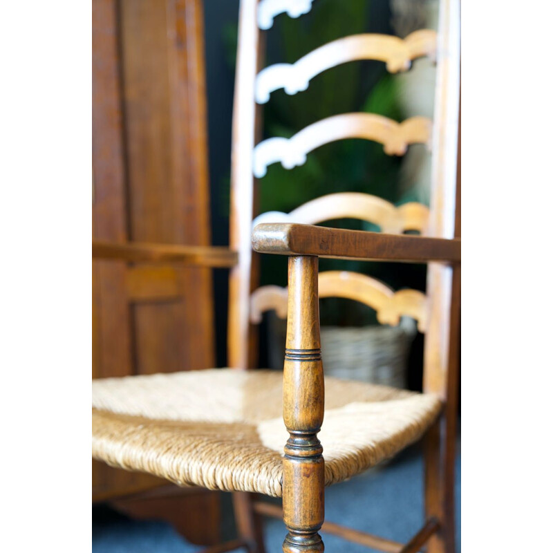 Silla vintage de roble macizo con respaldo de escalera y asiento de junco, Inglaterra 1920