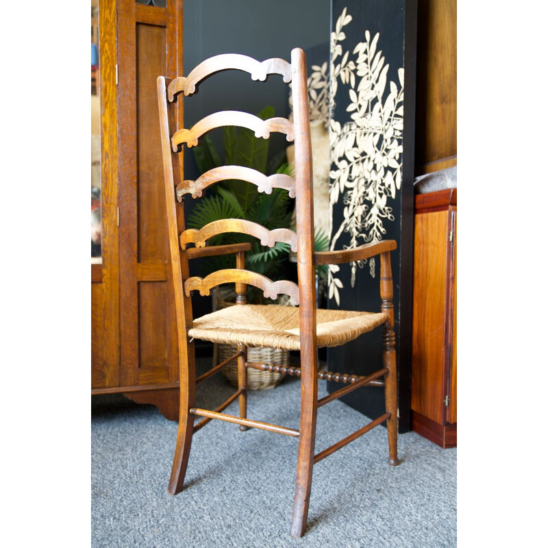 Silla vintage de roble macizo con respaldo de escalera y asiento de junco, Inglaterra 1920