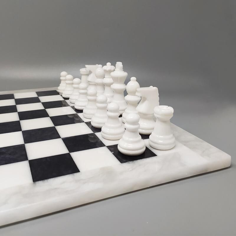 Jeu d'échecs vintage noir et blanc en albâtre fait à la main, Italie 1970