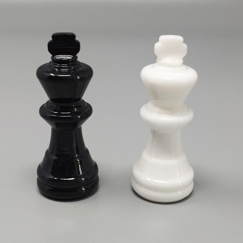 Jeu d'échecs vintage noir et blanc en albâtre fait à la main, Italie 1970