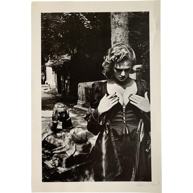 Photographie vintage de Helmut Newton - "Père Lachaise - Tombe de Talma, Paris, 1977"