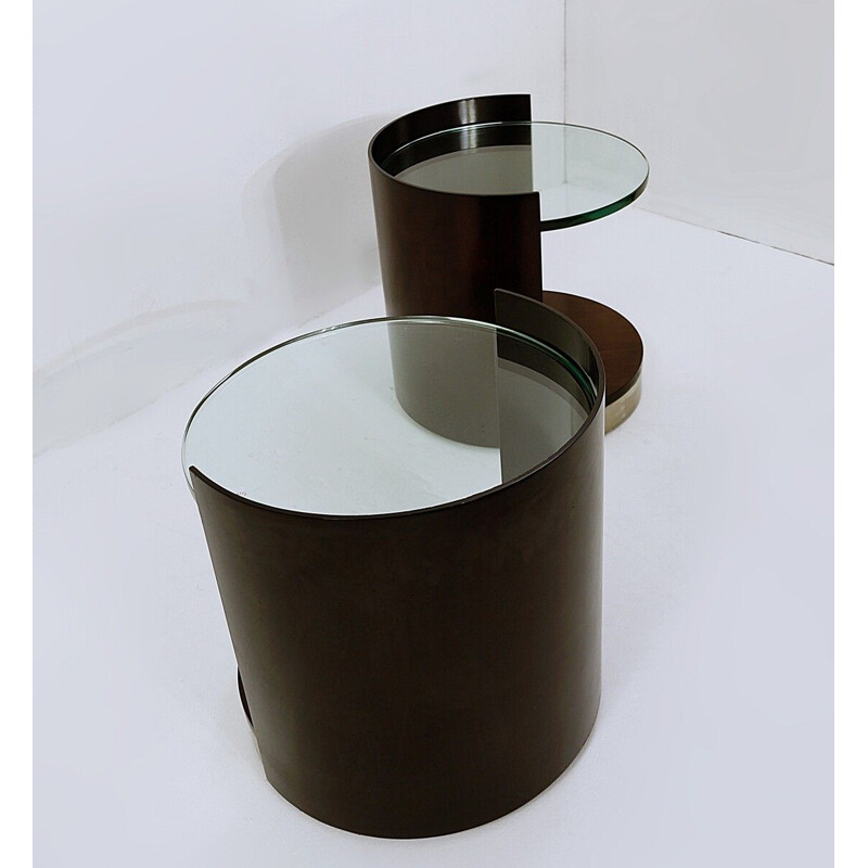 Pareja de mesas auxiliares vintage de madera oscura y cristal, 1970