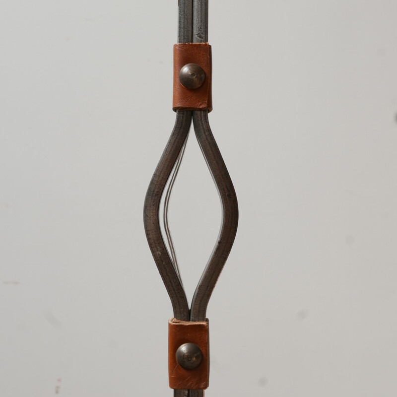 Lámpara de pie vintage de cuero y hierro de Jean-Pierre Ryckaert, Francia 1950