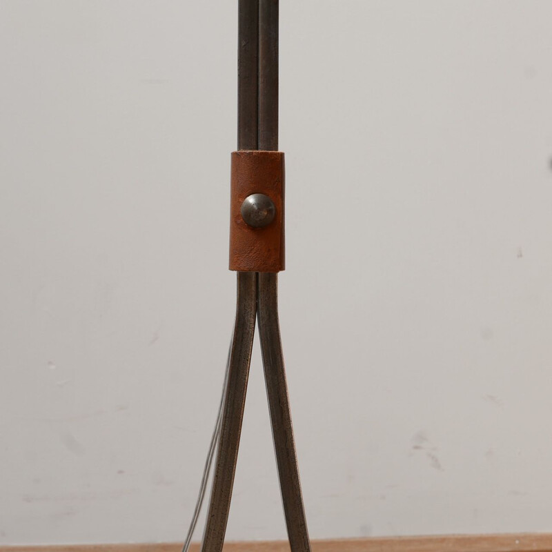 Lámpara de pie vintage de cuero y hierro de Jean-Pierre Ryckaert, Francia 1950