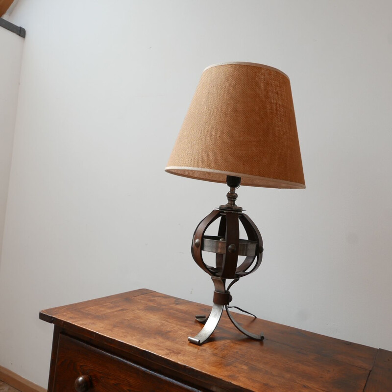 Lámpara de mesa vintage de cuero y hierro de Jean-Pierre Ryckaert, Francia años 50
