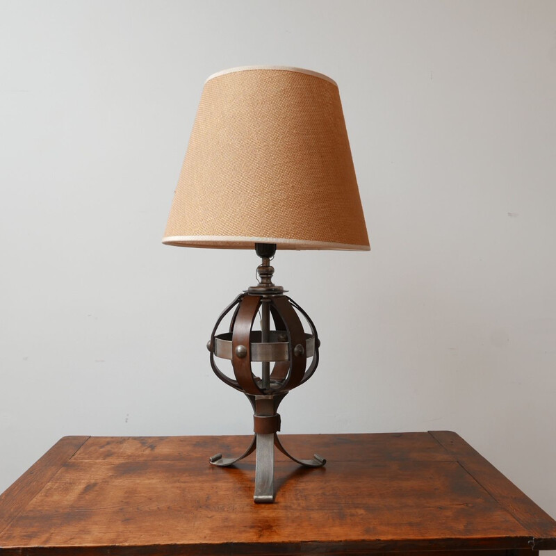 Lámpara de mesa vintage de cuero y hierro de Jean-Pierre Ryckaert, Francia años 50