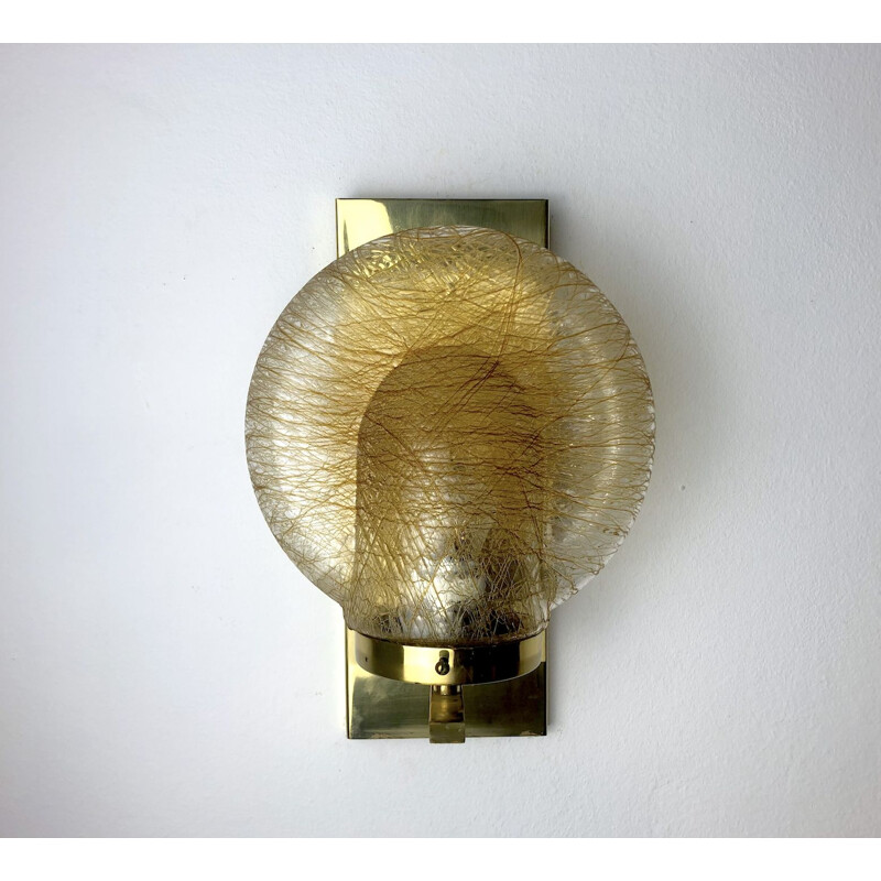 Lampada da parete vintage sferica in vetro di Murano e metallo dorato, Italia 1970