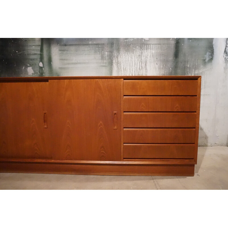 Vintage low sideboard in teak by Poul Hundevad for Hundevad & Co