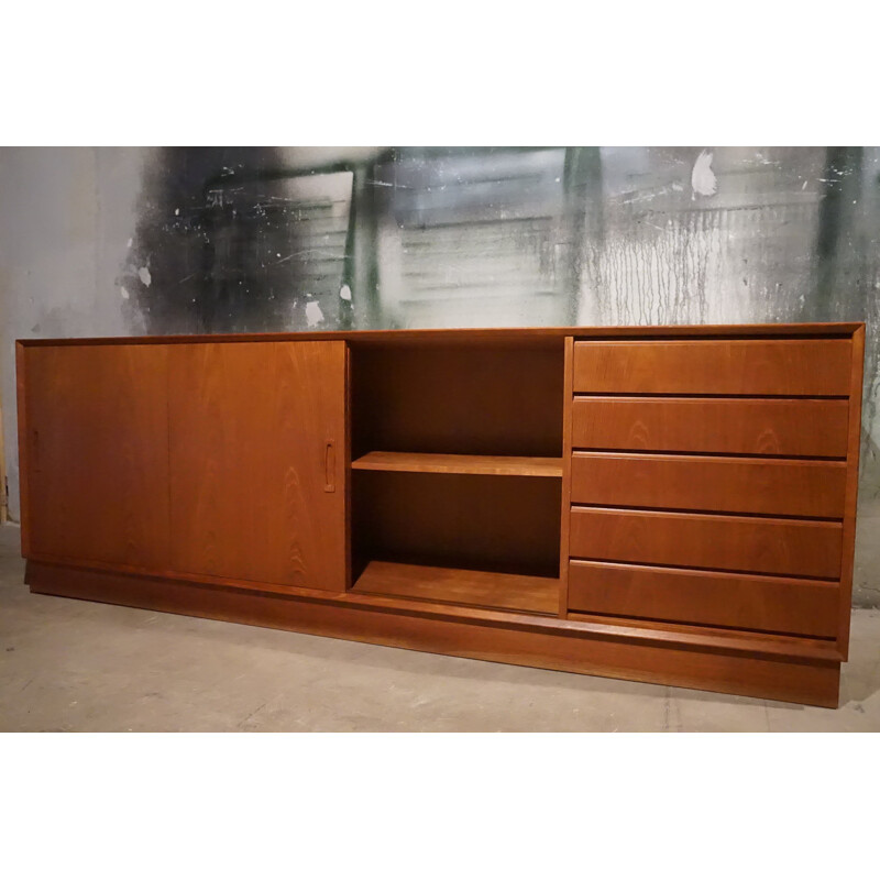 Vintage low sideboard in teak by Poul Hundevad for Hundevad & Co