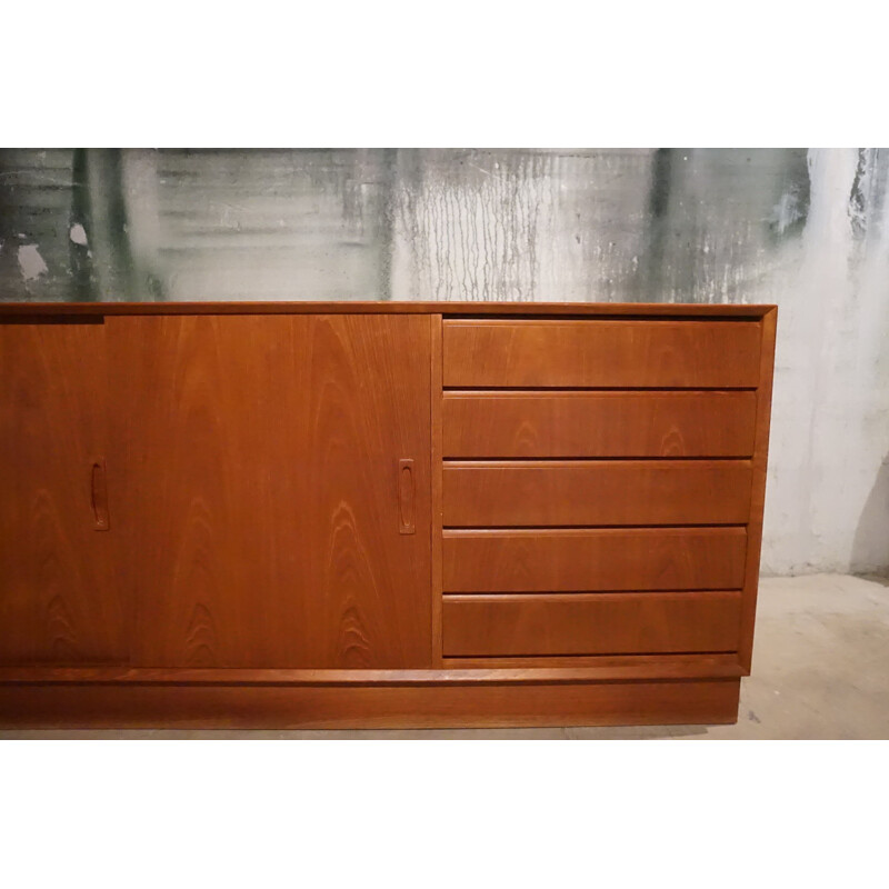 Vintage low sideboard in teak by Poul Hundevad for Hundevad & Co