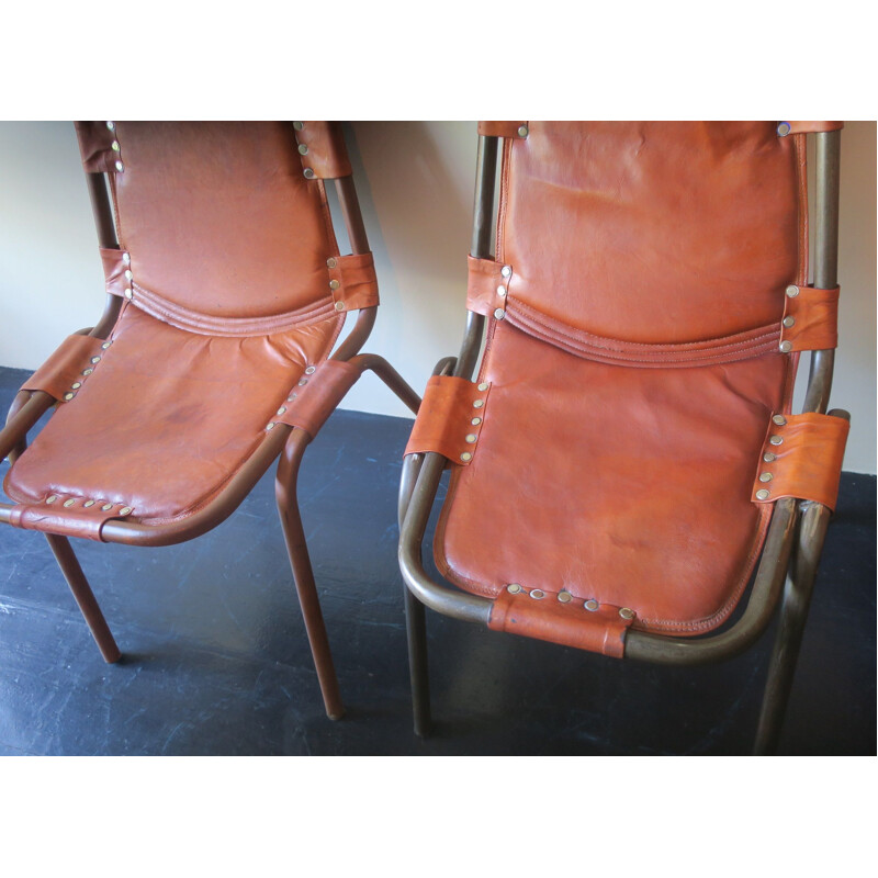 Inusual par de sillas de cuero y metal de época, 1960