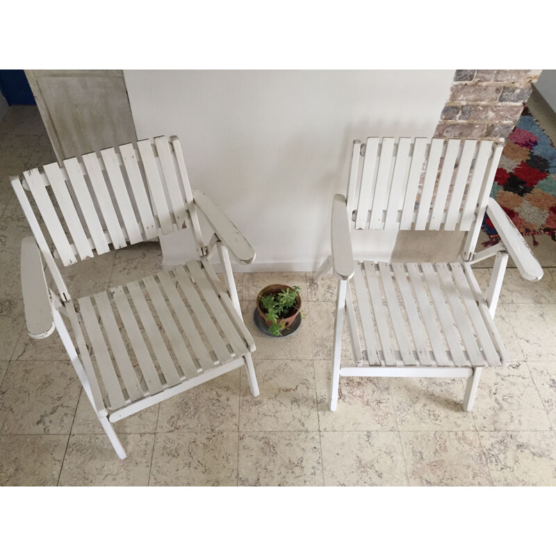 Paire de fauteuils de jardin vintage pliants en bois finition laqué blanc par R. Gleizes