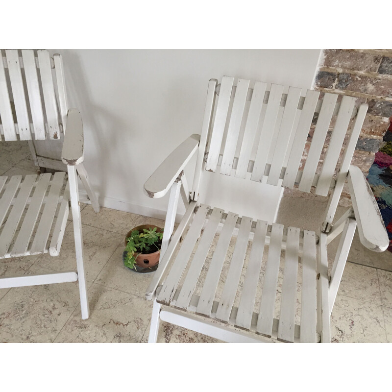 Paire de fauteuils de jardin vintage pliants en bois finition laqué blanc par R. Gleizes