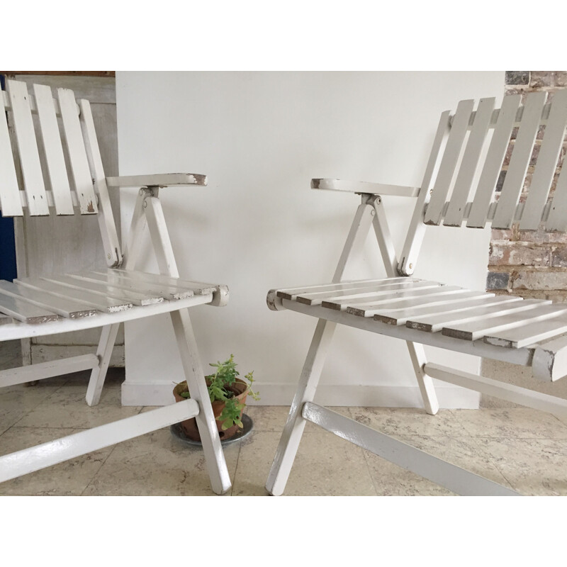 Paire de fauteuils de jardin vintage pliants en bois finition laqué blanc par R. Gleizes