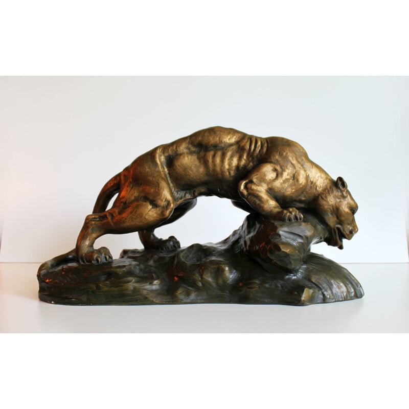 Sculpture d'une lionne en terre cuite de Armand Fagotto