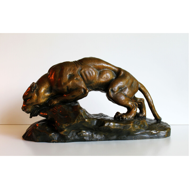 Sculptuur van een leeuwin in terracotta door Armand Fagotto