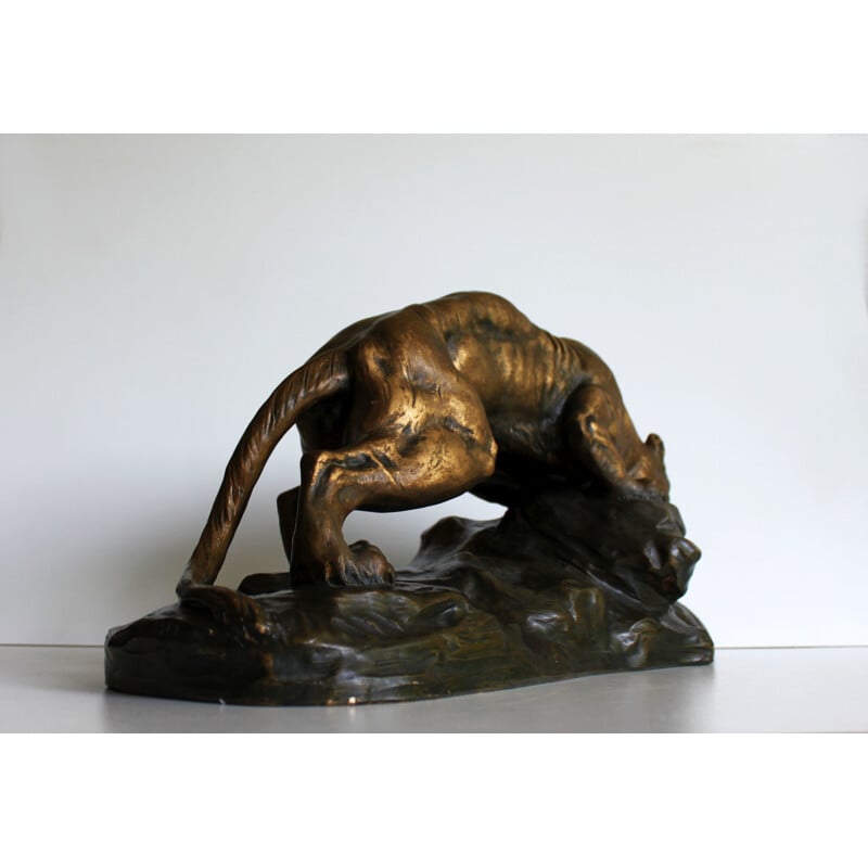 Sculpture d'une lionne en terre cuite de Armand Fagotto