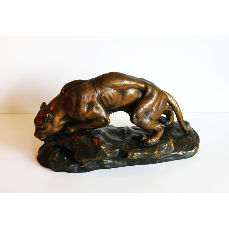 Sculptuur van een leeuwin in terracotta door Armand Fagotto