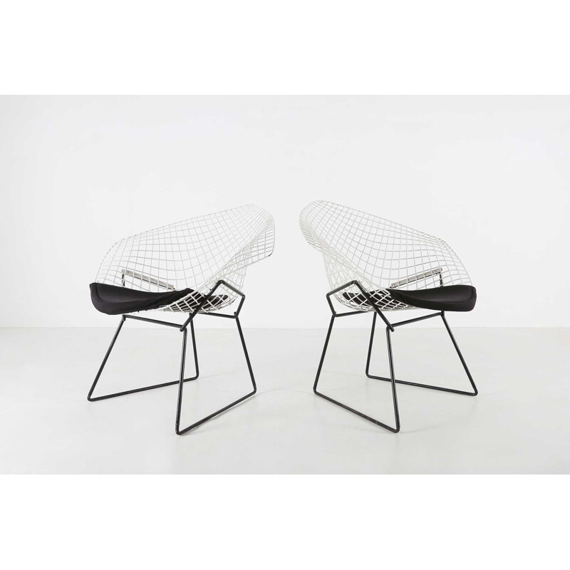 Vintage set of 2 diamond chairs by Harry Bertoia for Knoll International