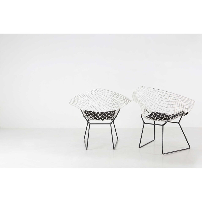 Vintage set of 2 diamond chairs by Harry Bertoia for Knoll International