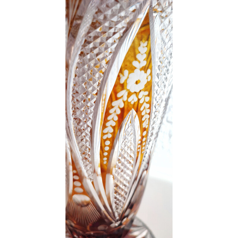 Jarrón de cristal bohemio vintage con motivos vegetales