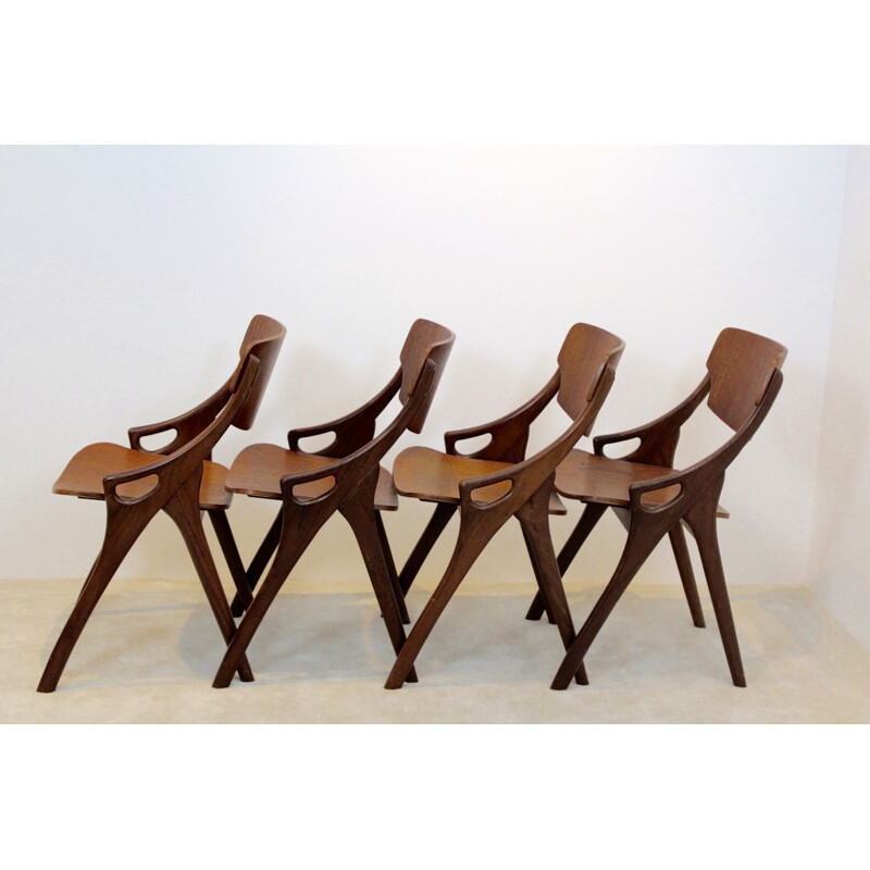 Suite de 4 chaises en teck, Arne HOVMAND OLSEN - 1950