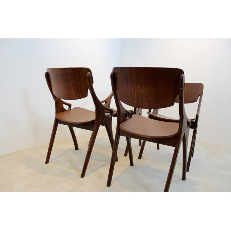 Suite de 4 chaises en teck, Arne HOVMAND OLSEN - 1950