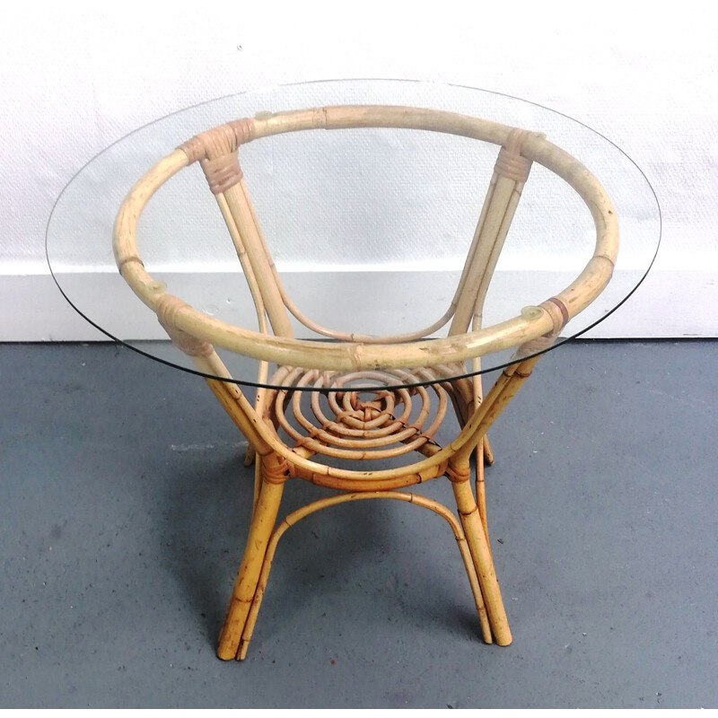 Round vintage coffee table in rattan