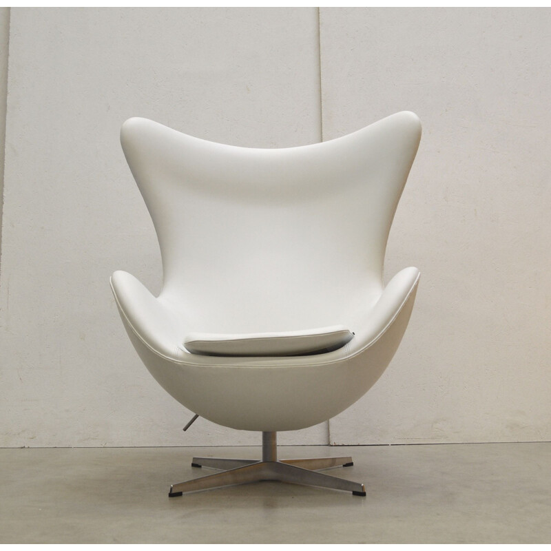 Vintage white egg chair by Arne Jacobsen for Fritz Hansen, 1950s